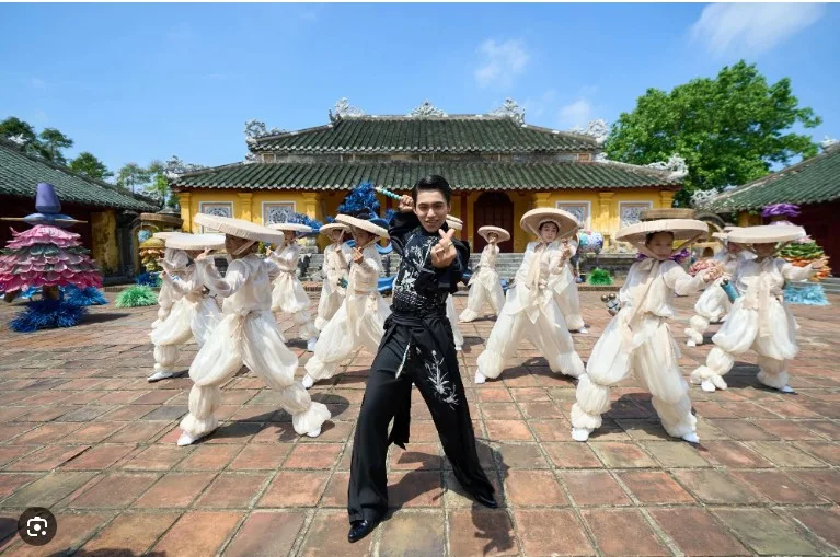 tieu-su-mono-em-trai-son-tung-mtp-la-ai-aaax