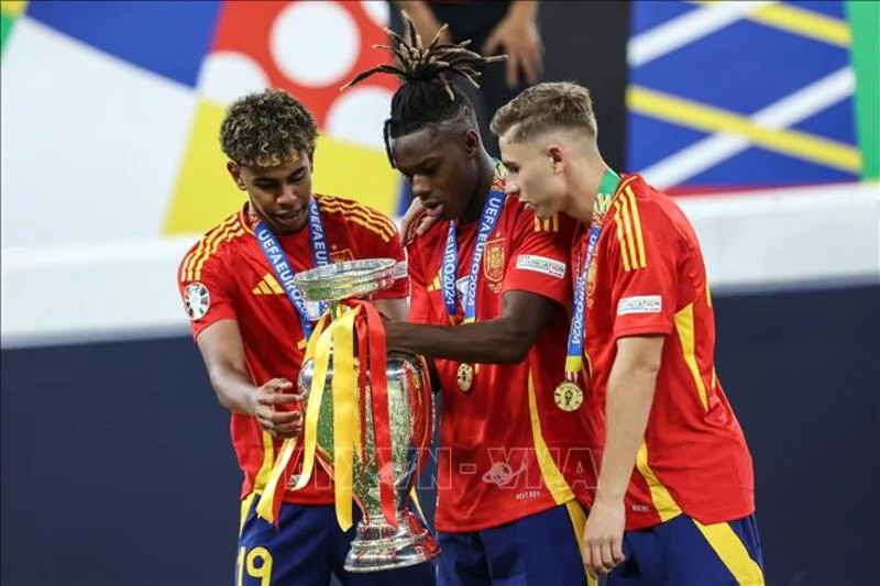 Lamine Yamal vô địch EURO 2024 cùng Tây Ban Nha khi vừa bước sang tuổi 17.